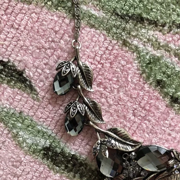 Silver necklace w/ Swarovski crystals - Picture 4 of 12